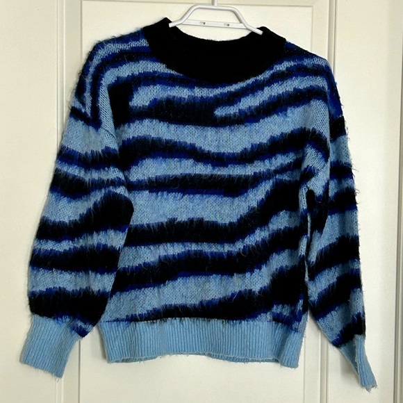 Anthropologie Sweaters - ANTHROPOLOGIE super fuzzy sweater size XS